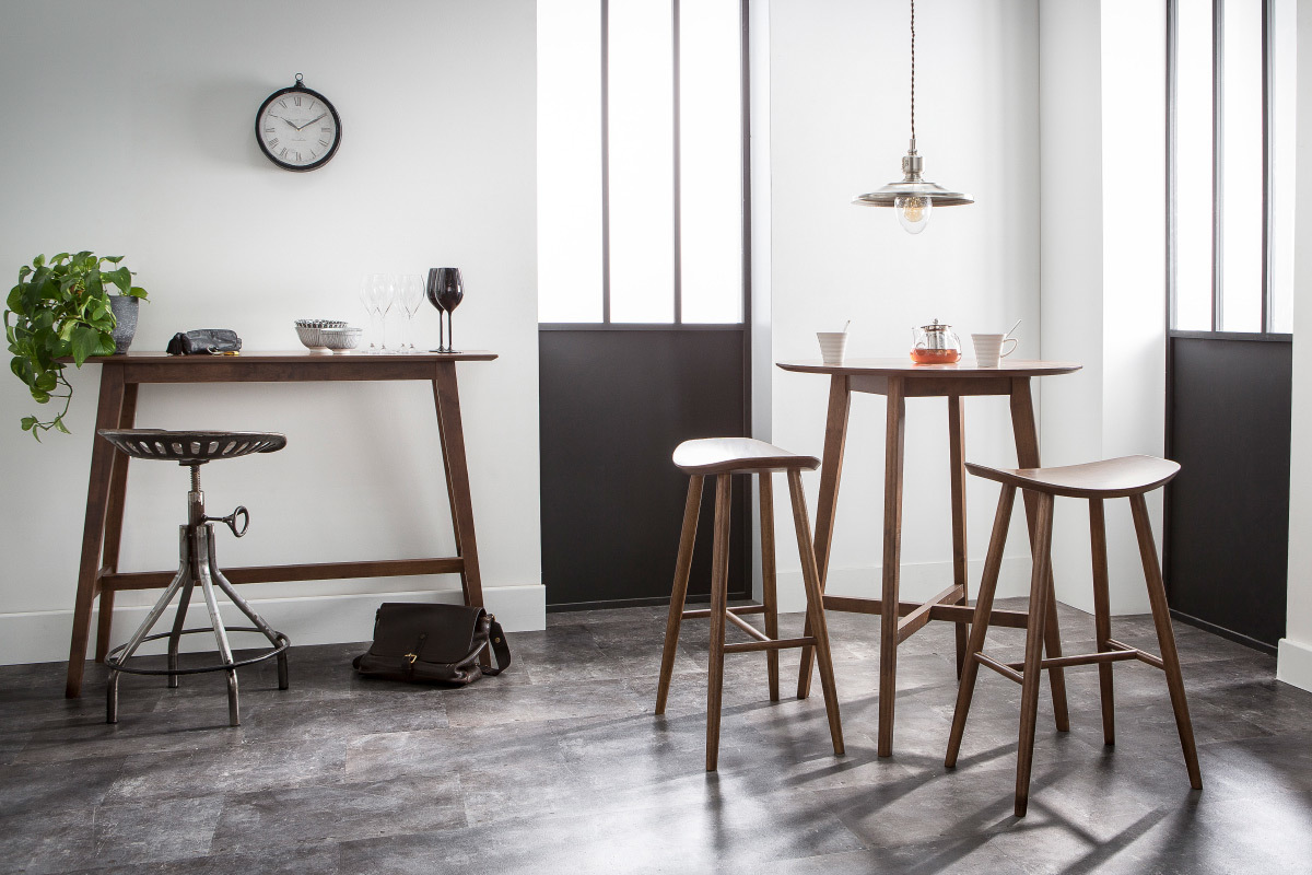 Tabourets de bar design noyer H72 cm dans une cuisine moderne.