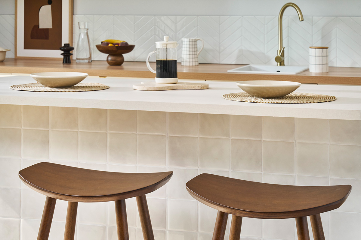 Tabourets de bar design noyer H72 cm devant un comptoir, vue de dessus.
