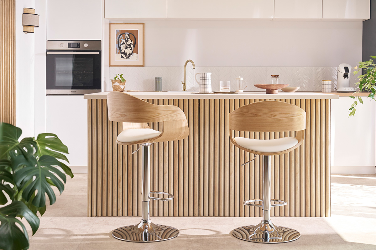 Tabourets de bar design r�glables en polyur�thane blanc et bois clair (lot de 2) EUSTACHE