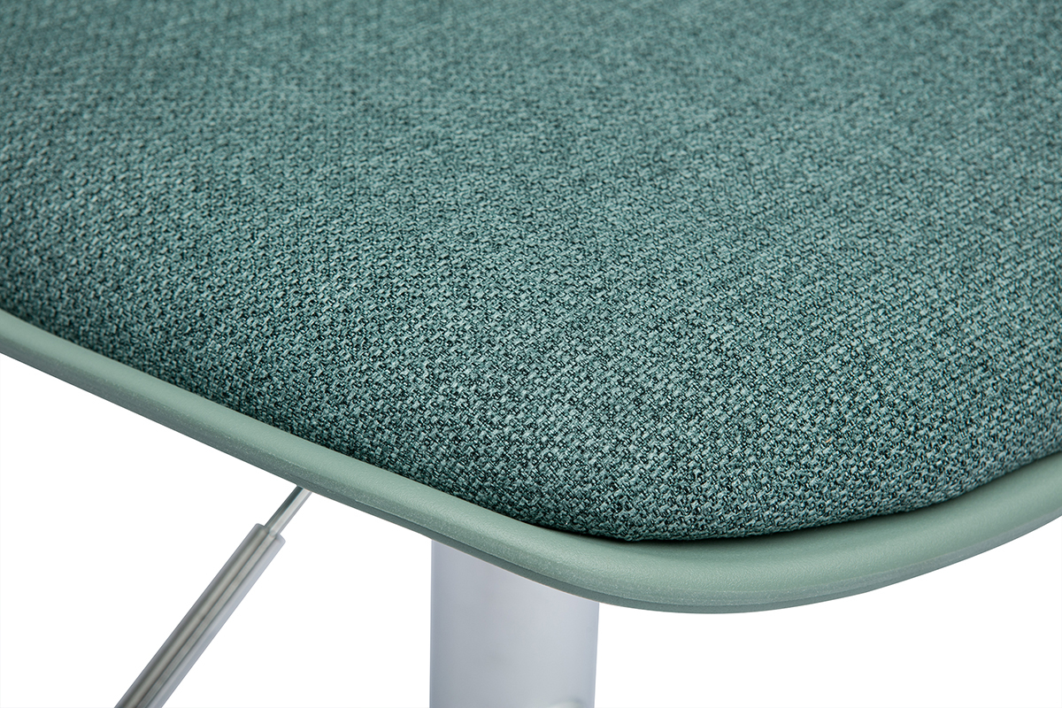 Gros plan sur l'assise en tissu vert de gris du tabouret de bar STEEVY.