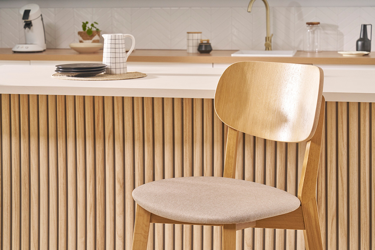 Tabourets de bar en bois clair ch�ne et tissu beige H65 cm (lot de 2) LUCIA