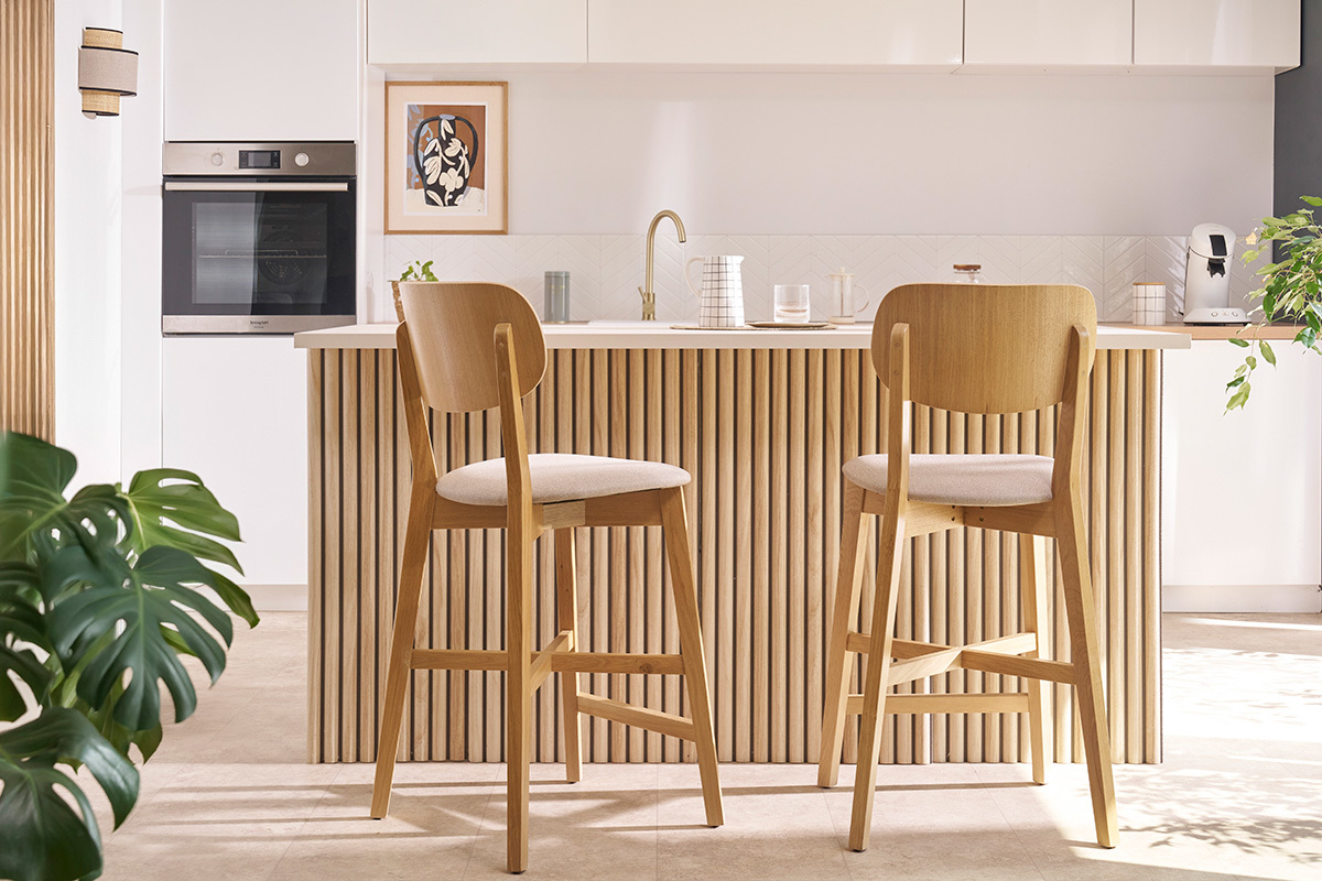 Tabourets de bar en bois clair ch�ne et tissu beige H65 cm (lot de 2) LUCIA