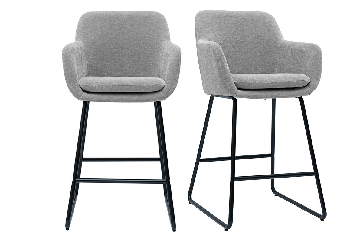 Deux tabourets de bar gris en tissu effet velours avec pi�tement noir et accoudoirs, vue de face.