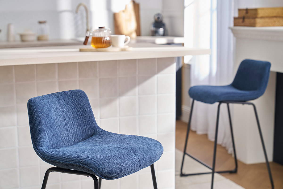 Tabourets de bar en tissu effet velours textur� bleu fonc� et m�tal H65 cm (lot de 2) BOOST