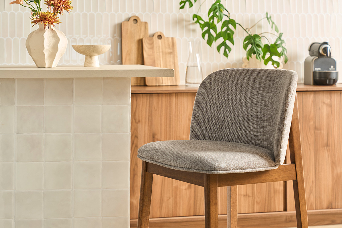 Tabourets de bar en tissu effet velours textur� gris et bois fonc� H69 cm (lot de 2) TIEGA