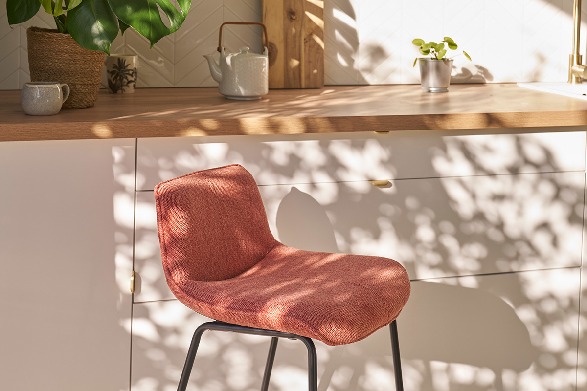 Tabourets de bar en tissu effet velours textur� terracotta et m�tal H65 cm (lot de 2) BOOST