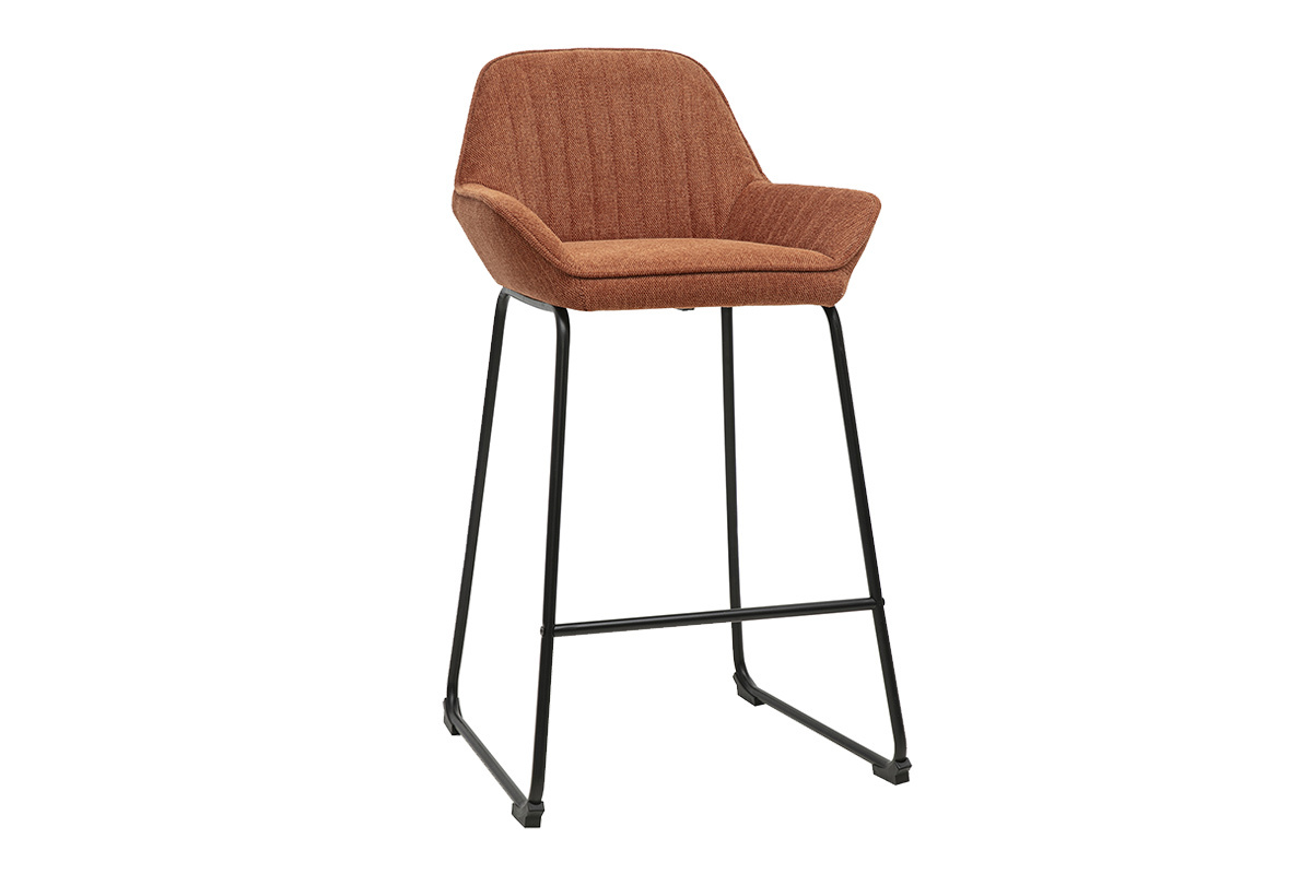 Tabouret de bar en tissu effet velours terre br�l�e avec structure en m�tal noir, vue de 3/4