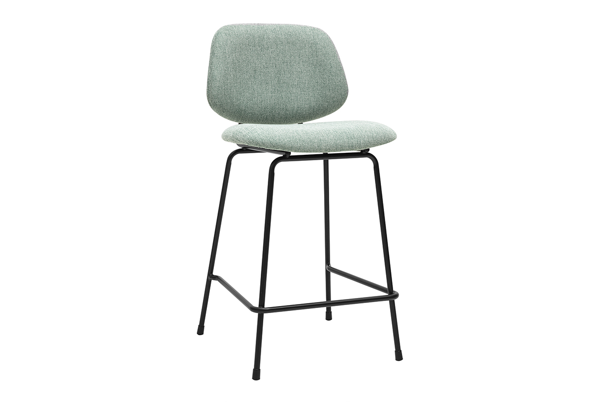 Tabouret de bar en tissu vert c�ladon et m�tal noir, vue de 3/4.