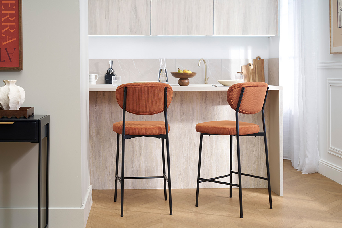 Deux tabourets de bar BREKA en velours terre br�l�e devant un comptoir de cuisine.