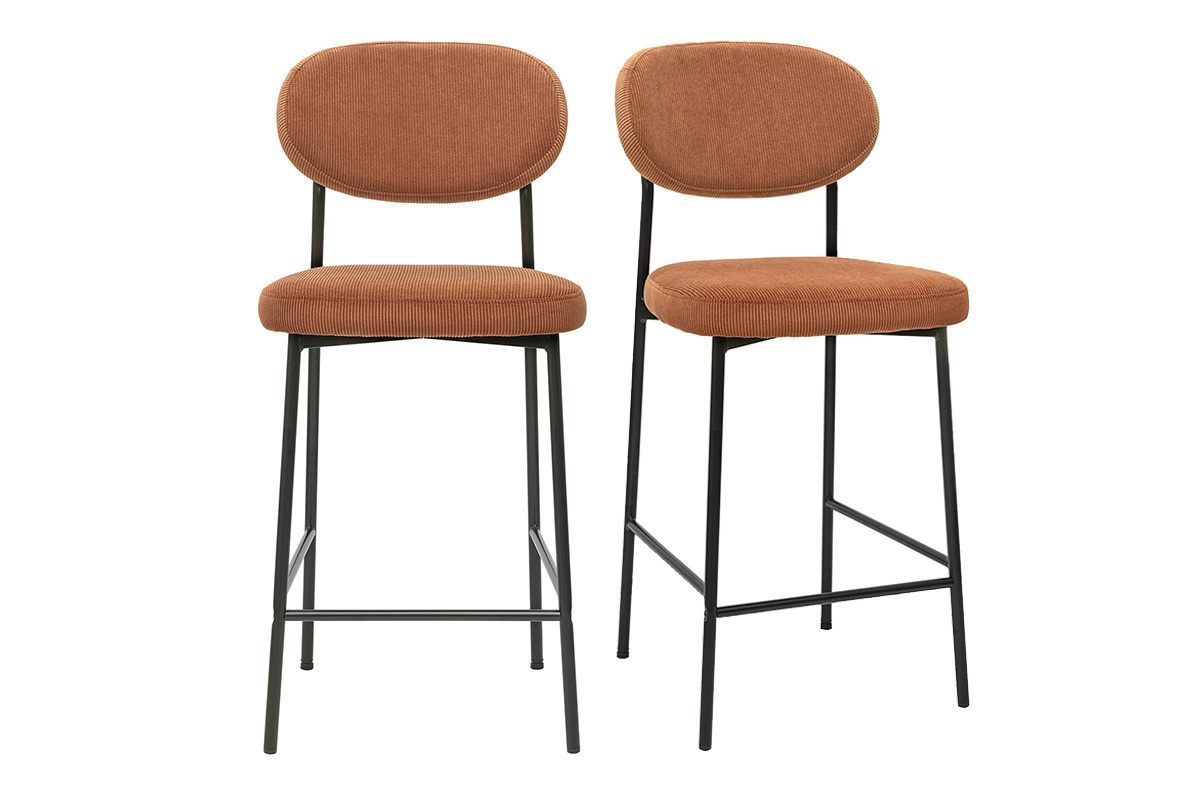 Deux tabourets de bar en velours c�tel� terre br�l�e avec pieds en m�tal noir.