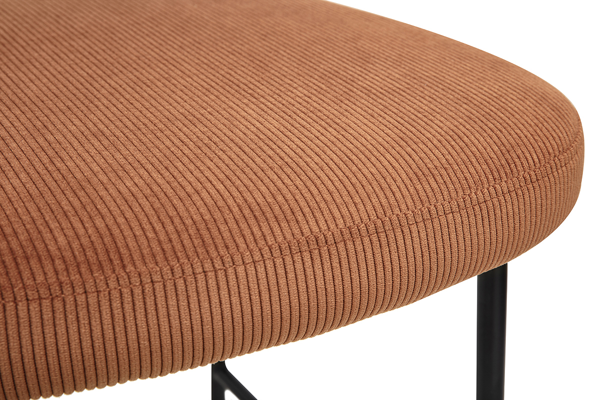 Zoom sur l'assise en tissu velours c�tel� terre br�l�e du tabouret de bar BREKA.