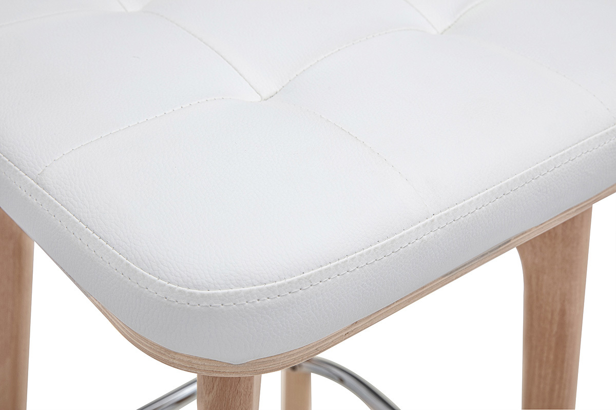 D�tail du tabouret de bar pivotant blanc et bois clair, vue rapproch�e de l'assise capitonn�e.