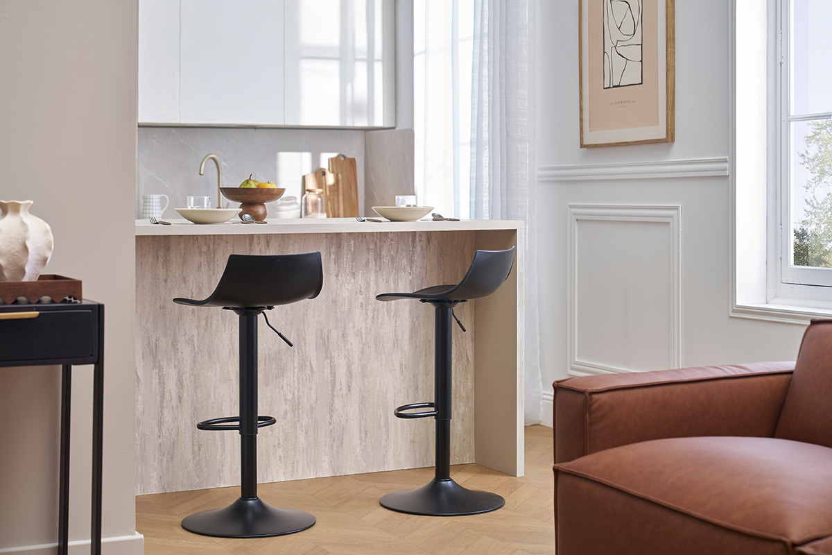 Deux tabourets de bar noirs r�glables KELLY devant un comptoir, vue d'int�rieur de cuisine moderne.