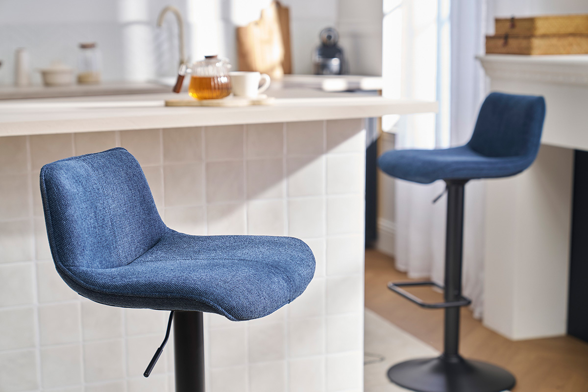 Tabourets de bar r�glables pivotants 360� en tissu effet velours textur� bleu fonc� et m�tal noir (lot de 2) BOOST