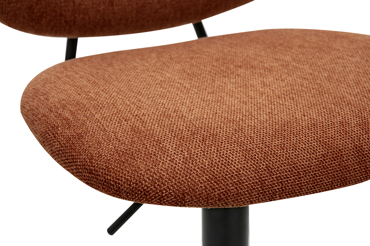 Tabouret de bar en tissu effet velours terre br�l�e et m�tal noir, vue rapproch�e du si�ge.