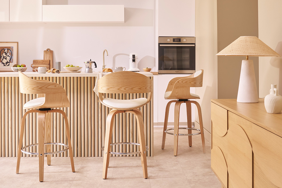 Tabourets de bar scandinaves en bois clair, vue face, dans une cuisine moderne.
