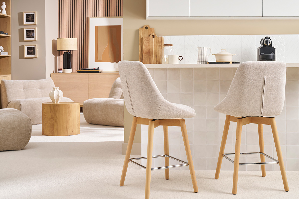 Tabourets de bar scandinaves beiges pivotants devant un comptoir, int�rieur moderne.