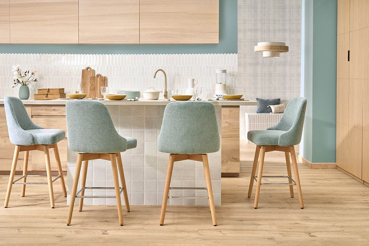 Tabourets de bar scandinaves pivotants 360� en tissu effet velours textur� vert c�ladon et bois h�tre massif H65 cm (lot de 2) HASTA