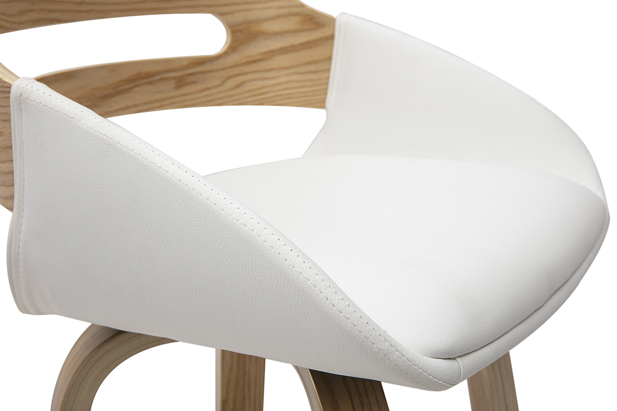 D�tail d'un tabouret de bar scandinave avec assise blanche et accoudoir en bois clair