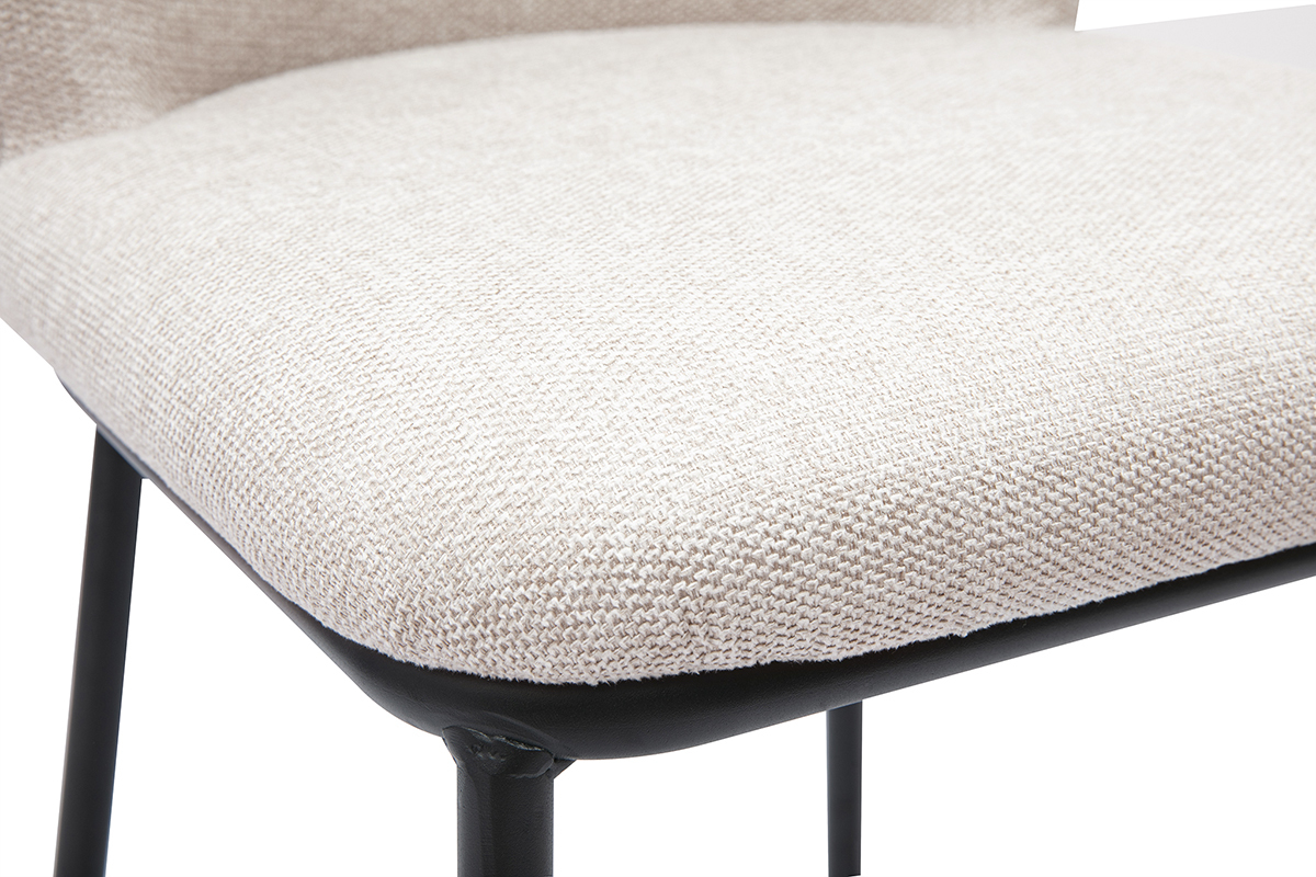 D�tail d'un tabouret en tissu beige effet velours et m�tal noir, vue rapproch�e de l'assise