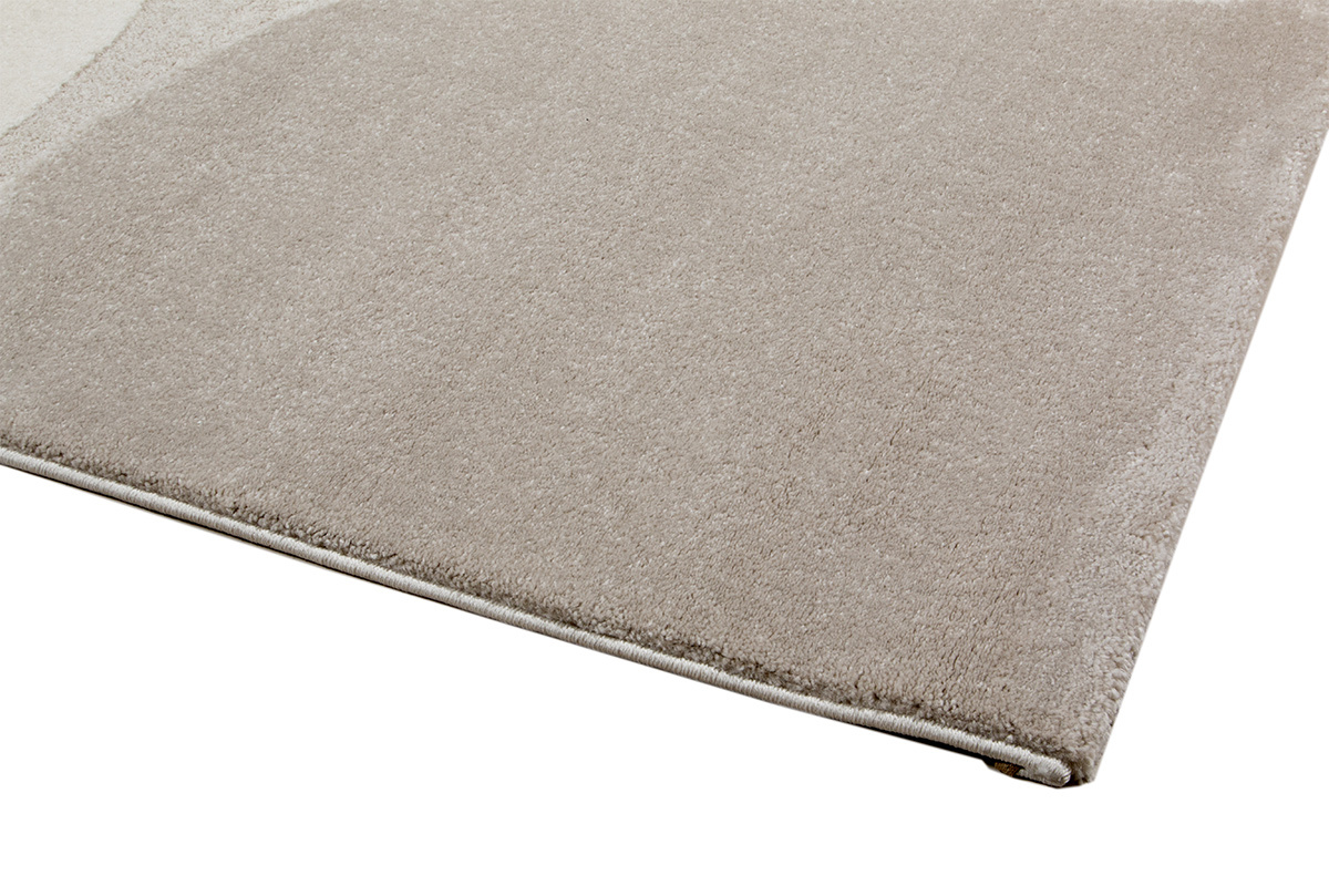 Tapis rectangulaire beige LUMA, vue en d�tail avec texture douce et bordure visible.