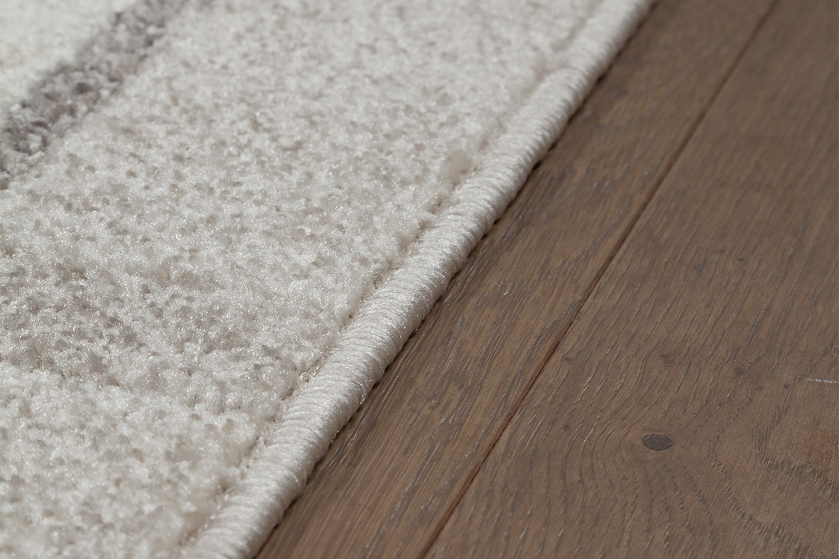 Tapis rectangulaire beige � motifs, 150 x 220 cm, en polypropyl�ne, vue de pr�s
