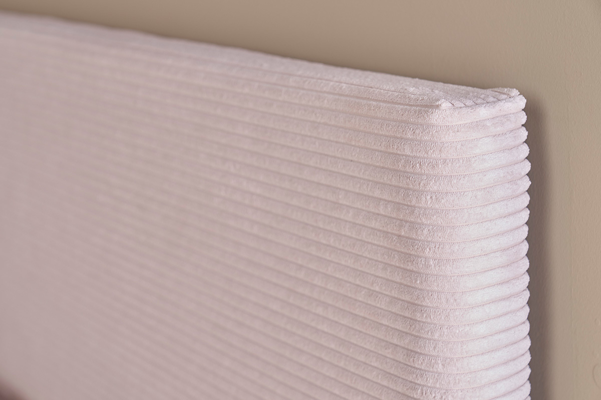 Vue en angle de la t�te de lit YOLANDA en velours c�tel� beige.