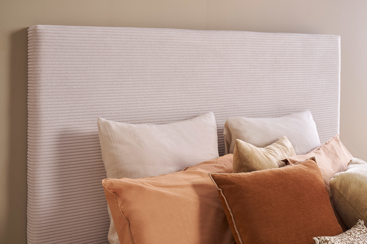 T�te de lit en velours c�tel� beige YOLANDA avec oreillers, vue en angle.