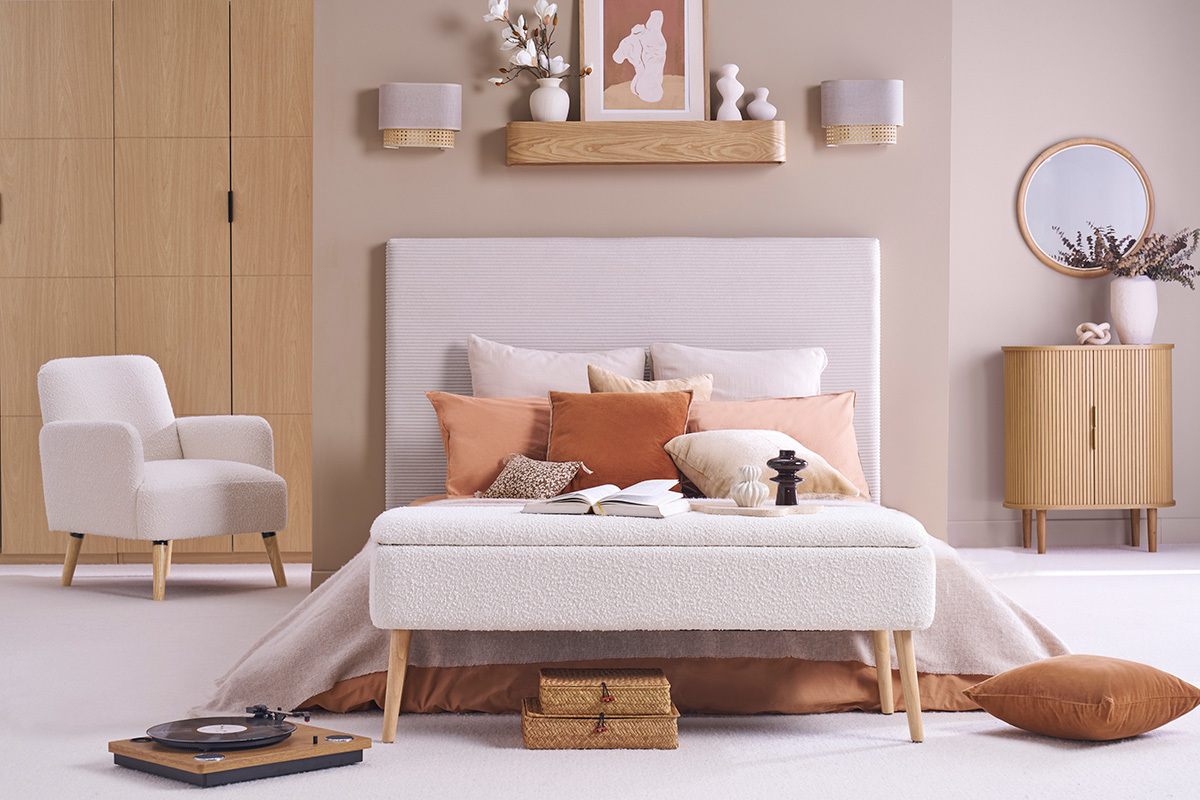 T�te de lit en velours beige YOLANDA, vue de face, avec coussins beige et orange.